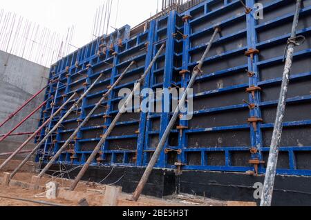 Stock préparé pour les travaux de béton dans la construction d'un bâtiment en béton. Coffrages de construction pour béton. Banque D'Images