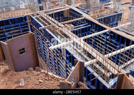 Stock préparé pour les travaux de béton dans la construction d'un bâtiment en béton. Coffrages de construction pour béton. Banque D'Images