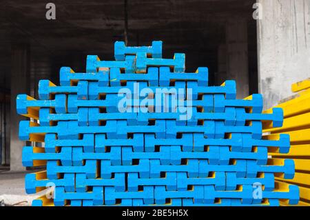 Stock préparé pour les travaux de béton dans la construction d'un bâtiment en béton. Panneaux de coffrage pour la construction Banque D'Images