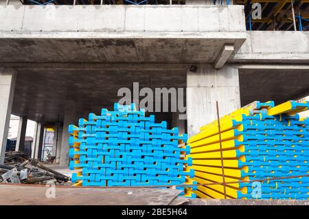 Stock préparé pour les travaux de béton dans la construction d'un bâtiment en béton. Panneaux de coffrage pour la construction Banque D'Images