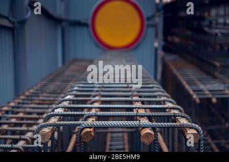 Contexte industriel sur le site de construction. Rebarrer la texture pendant la construction du bâtiment. Barres en acier pour châssis monolithique Banque D'Images