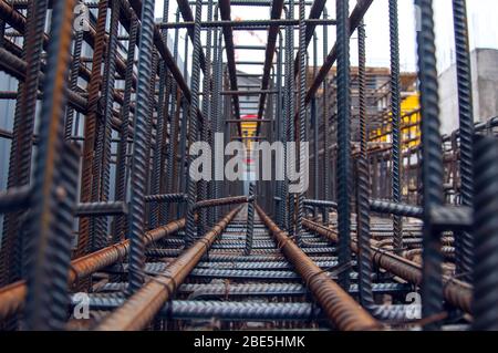 Contexte industriel sur le site de construction. Rebarrer la texture pendant la construction du bâtiment. Barres en acier pour châssis monolithique Banque D'Images