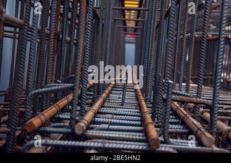 Contexte industriel sur le site de construction. Rebarrer la texture pendant la construction du bâtiment. Barres en acier pour châssis monolithique Banque D'Images