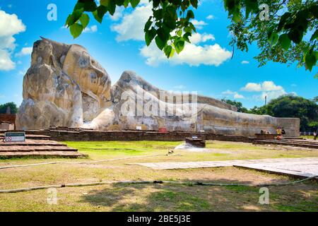 Grand Bouddha couché à Wat Lokayasutharam, Ayutthaya, Thaïlande Banque D'Images