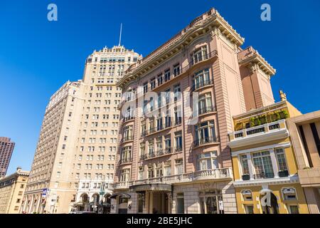 San Francisco, Californie, États-Unis - 07 juin 2015 : vue sur le luxueux hôtel Intercontinental Mark Hopkins. Bâtiment élevé à Nob Hill. Banque D'Images