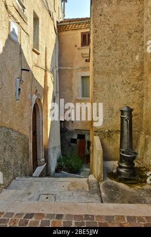 Une rue étroite entre les vieilles maisons de Castrovalva, une ville de la région des Abruzzes, en Italie Banque D'Images