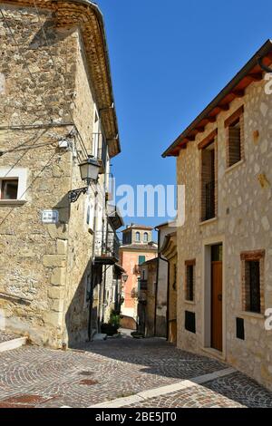 Une rue étroite entre les vieilles maisons de Castrovalva, une ville de la région des Abruzzes, en Italie Banque D'Images