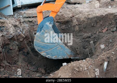 Godet de pelle sur chenilles de grande taille. Pièce mécanique de pelle hydraulique pour creuser. Machines et mécanismes de construction. Banque D'Images