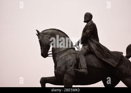 Homme sur une statue de cheval dans le parc du roi Michael i à Bucarest Banque D'Images