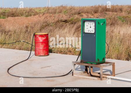 Jauge de carburant à une station-service mobile. Ravitaillement en matériel sur un chantier ou sur le terrain. Mini station-service. Banque D'Images
