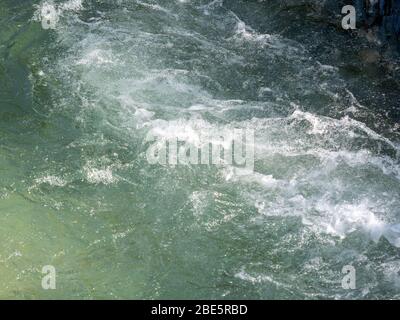 Rivière sauvage avec eau douce (Königseeache) Banque D'Images