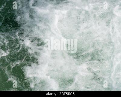 Rivière sauvage avec eau douce (Königseeache) Banque D'Images