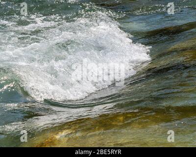 Rivière sauvage avec eau douce (Königseeache) Banque D'Images