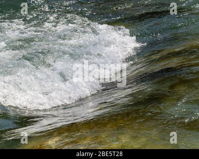 Rivière sauvage avec eau douce (Königseeache) Banque D'Images