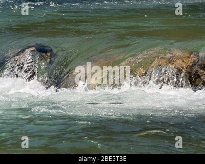 Rivière sauvage avec eau douce (Königseeache) Banque D'Images