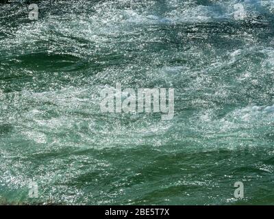 Rivière sauvage avec eau douce (Königseeache) Banque D'Images