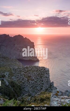 Magnifique coucher de soleil orange vif sur les falaises du sommet de la montagne Banque D'Images