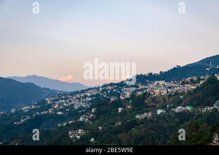 Belle vue sur la ville de Gangtok nichée dans les montagnes, au crépuscule à Sikkim, en Inde Banque D'Images