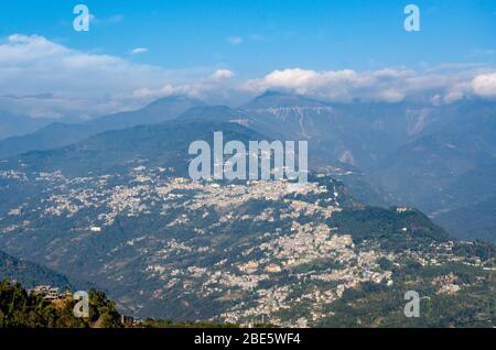 Vue sur le groupe de maisons de la ville de Gangtok nichée sur les pentes de montagne, vue du monastère de Rumtek, Sikkim, Inde Banque D'Images