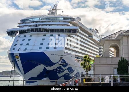 Cork, Irlande - 7 août 2018 : la princesse royale ancrée dans le port de Cobh, dans le comté de Cork, en Irlande, dans le cadre d'une tournée sur l'île britannique. Banque D'Images