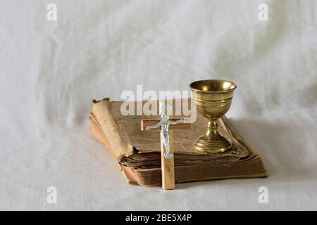 Ancienne craie avec livres et croix Banque D'Images