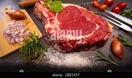 Filet d'os à base de t cru préparé pour griller sur la plaque tournante Banque D'Images