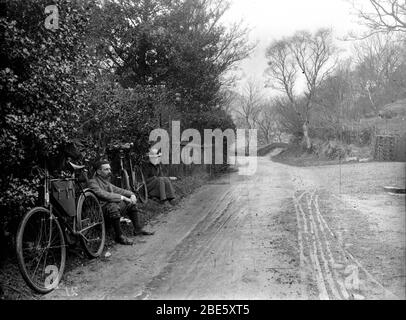 Histoire sociale : les gens de l'époque victorienne qui profitent du cyclisme dans les années 1890 dans la campagne anglaise Banque D'Images