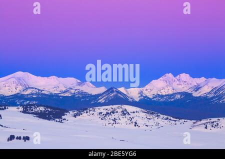 lumière avant l'aube sur les montagnes de beaverhead en hiver près de jackson, montana Banque D'Images