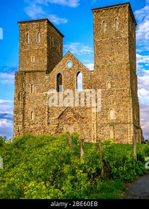 Reculver Towers et fort romain pris à Herne Bay au coucher du soleil Banque D'Images