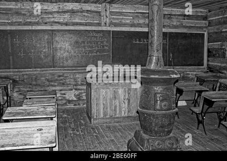 Une école de chambre, vieux bâtiment de bois, tableau noir, bureau de l'enseignant, vieux bureaux d'étudiant, poêle à ventre plat, éducation, Hensley Settlement; noir, blanc, Cumbe Banque D'Images