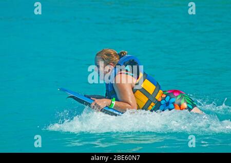 Grand Cayman, îles Caïmanes, Caraïbes, Antilles, Dolphin, Dolphin Discovery, Femme tirée par Dolphin, Boatswain’s Beach, Banque D'Images