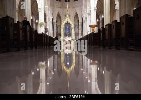 New York, États-Unis. 12 avril 2020. Les ragoûts de l'église sont vides de paroissiens en raison de la pandémie de Coronavirus, tandis que le cardinal Timothy Dolan offre la messe du dimanche de Pâques à la cathédrale Saint-Patrick de New York le dimanche 12 avril 2020. Pour la première fois, le gouvernement américain et le président Trump ont déclaré que les 50 États ont été victimes d'un désastre majeur pour le même événement. Photo de John Angelillo/UPI crédit: UPI/Alay Live News Banque D'Images