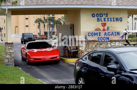 12 avril 2020 - Daytona Beach Shores, Floride, États-Unis - les gens en voiture arrivent pour les services du dimanche de Pâques à l'église chrétienne de Daytona Beach Drive-in comme moyen de pratiquer la distanciation sociale pendant la pandémie de coronavirus le 12 avril 2020 à Daytona Beach Shores, Floride. L'ordonnance de séjour à domicile de la Floride exempte les services religieux, mais le gouverneur Ron DeSantis a conseillé de ne pas assister à des rassemblements religieux bondés. (Paul Hennessy/Alay) Banque D'Images