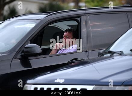 12 avril 2020 - Daytona Beach Shores, Floride, États-Unis - les gens en voiture assistent aux services du dimanche de Pâques à l'église chrétienne de Daytona Beach Drive-in comme moyen de pratiquer la distanciation sociale pendant la pandémie de coronavirus le 12 avril 2020 à Daytona Beach Shores, Floride. L'ordonnance de séjour à domicile de la Floride exempte les services religieux, mais le gouverneur Ron DeSantis a conseillé de ne pas assister à des rassemblements religieux bondés. (Paul Hennessy/Alay) Banque D'Images