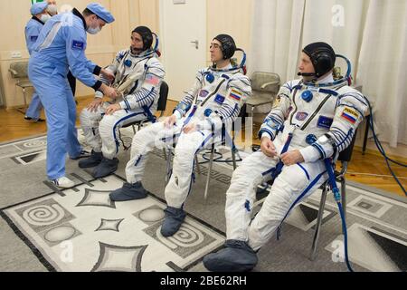 BAÏKONOUR, KAZAKHSTAN - 09 avril 2020 - expédition 63 membres d'équipage Chris Cassidy de la NASA, à gauche, Anatoly Ivanishin de Roscosmos, centre, et Ivan Vagner Banque D'Images
