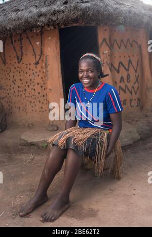 Jeune femme avec des perles typiques de son groupe ethnique ou tribu Ari, en dehors de sa maison de boue et de paille, Jenka, Ethiopie. Banque D'Images