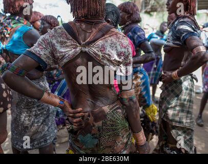 Les femmes qui ont des signes de fouet et des cicatrices chez les ethnies de la tribu de Morsi qui viennent de la cérémonie de saut à taureau d'âge, Jenka, Ethiopie, Banque D'Images