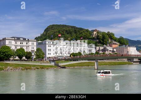 Un véhicule/bateau « visite des éclaboussures amphibies » de Salzbourg, qui passe le pont de Makartsteg sur la rivière Salzach à Salzbourg, en Autriche. Banque D'Images