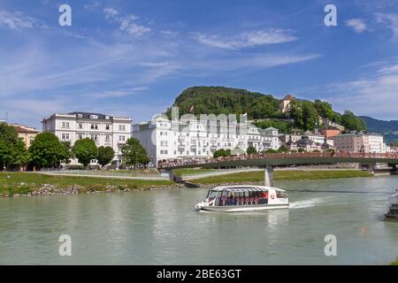 Bateau touristique sur la rivière Salzach à Salzbourg, Autriche. Banque D'Images