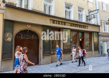 Le Biber Apotheke (Apotheke zum Goldenen Biber) sur Getreidegasse à Salzbourg, Autriche. Banque D'Images