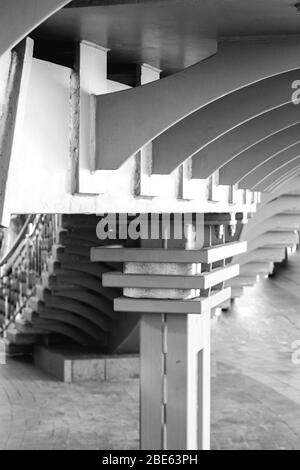 Fragment de photo noir et blanc de l'architecture avec beaucoup de répétitions à tour de rôle Banque D'Images