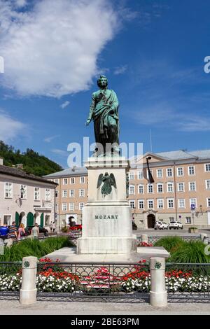 Le monument Mozart sur la place Mozartplatz, Salzbourg, Autriche. Banque D'Images