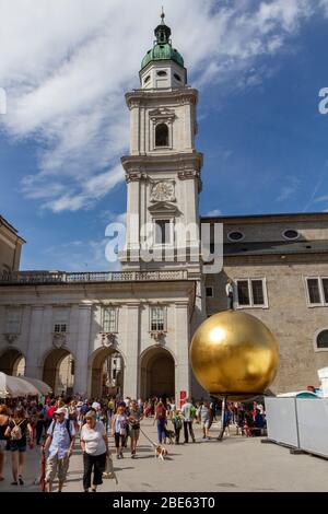 La sculpture 'Sphaera' sur Kapitelplatz avec la flèche de Dom zu Salzburg (cathédrale de Salzbourg) derrière à Salzbourg, Autriche. Banque D'Images