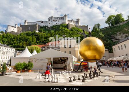 La sculpture 'Sphaera' de Stephan Balkenhol sur Kapitelplatz avec la forteresse Hohensalzburg (Festung Hohensalzburg) derrière Salzbourg, Autriche. Banque D'Images