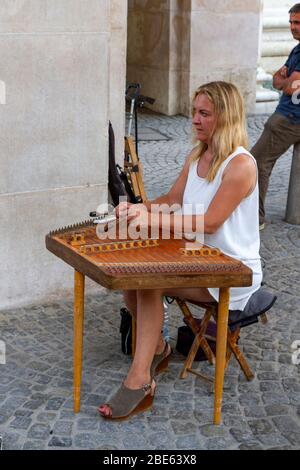 Musicien jouant une tsymbaly (martelé dulcimer) à Salzbourg, Autriche. Banque D'Images