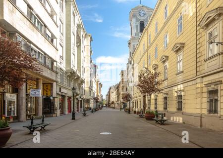 Váci Street, la principale rue touristique et commerçante de Budapest, est pratiquement déserte en avril 2019 Banque D'Images