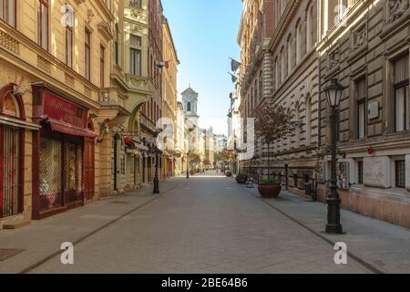 Váci Street, la principale rue touristique et commerçante de Budapest, est pratiquement déserte en avril 2019 Banque D'Images