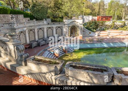 Fermée en raison du coronavirus, les thermes de Gellert et la piscine sont vides en avril 2020 Banque D'Images