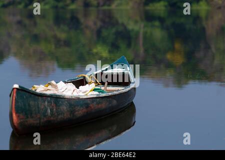 Un bateau ou un canoë dans les eaux fixes de la rivière Periyar dans l'état indien du sud de Kerala. Banque D'Images