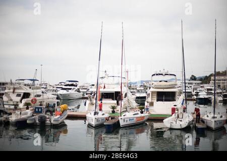 Port commercial de Sotchi. Beaucoup de bateaux et de bateaux dans la photo. Banque D'Images